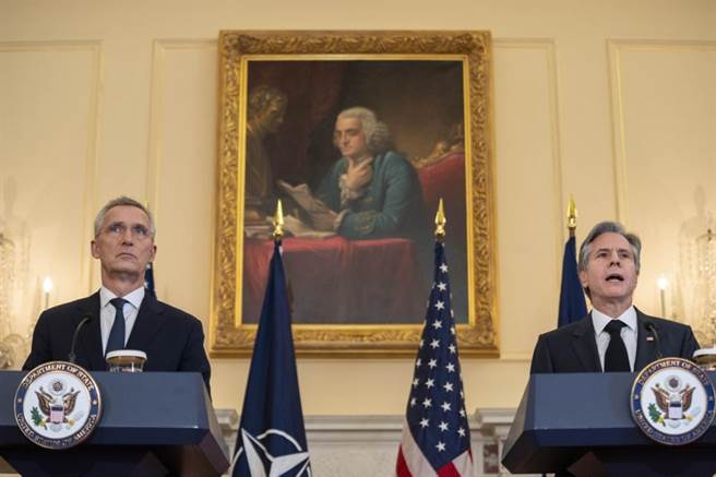 美东时间8日，美国国务卿布林肯（右）在华府与北约秘书长史托腾柏格（左）举行记者会。（美联社资料照片）