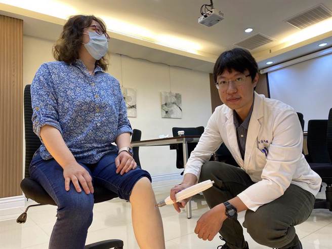 张维麟中医师示范雷射针灸。（曹婷婷摄）