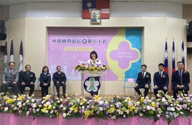 嘉义市长黄敏惠布达6位新就任局处长。（廖素慧摄）