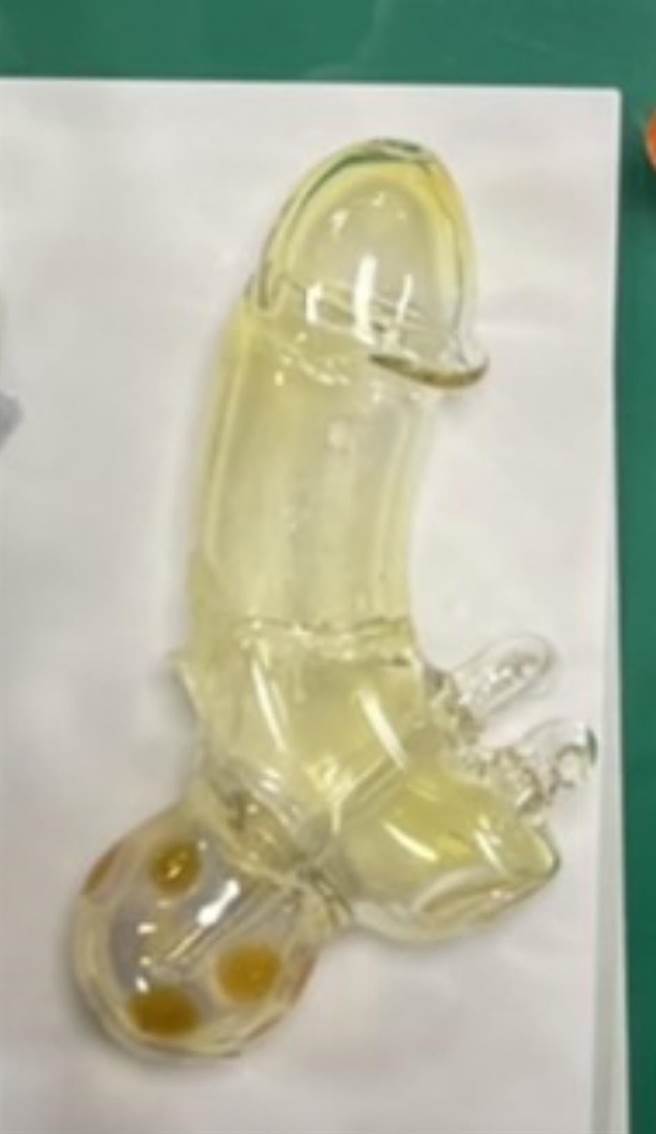 警方搜出令人害羞的男性生殖器造型安非他命吸食器。（台中市警察局提供／张妍溱台中传真）