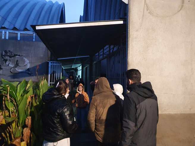 台湾中心粉专指出，天快亮了，附近居民仍然不敢待在家，来中心以防下一次的余震。(翻摄自臺湾雷伊汉勒世界公民中心FB)