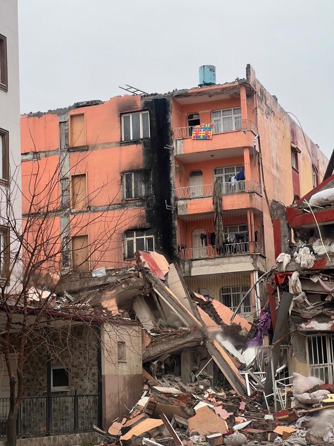 台湾中心附近许多房屋也倒塌。(翻摄自臺湾雷伊汉勒世界公民中心FB)