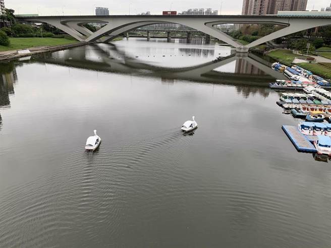 碧潭橋下東岸碼頭驚見男浮屍！物品完好放岸邊警清查身分。(中時資料庫)