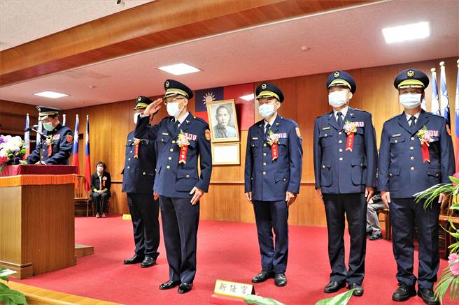 澎湖县政府警察局长林逢泉主持马公、白沙、望安卸、新任分局长交接布达典礼，随即3位新任分局长交接印信、宣誓，典礼简单隆重。（张茂雄摄）