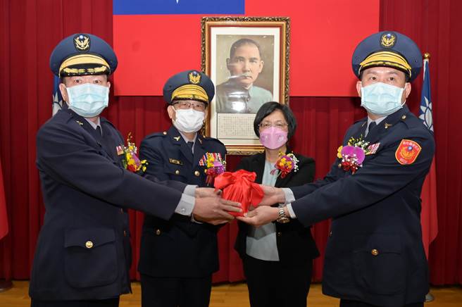 彰化分局长张明盛（左1）接任。（彰化县警察局提供／吴敏菁彰化传真）