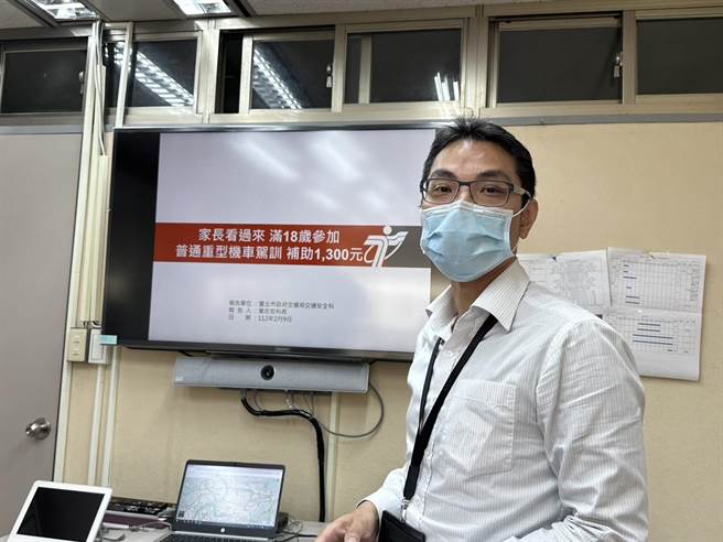 交通局交通安全科长叶志宏说明。（杨亚璇摄）