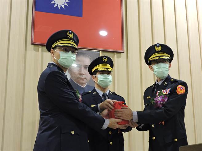 高雄捷警队长今交接，原队长林宗贤（左）调任苓雅分局副分局长，队长一职由凤山分局防治组长杜嘉鸿（右）陞任。（洪靖宜摄）