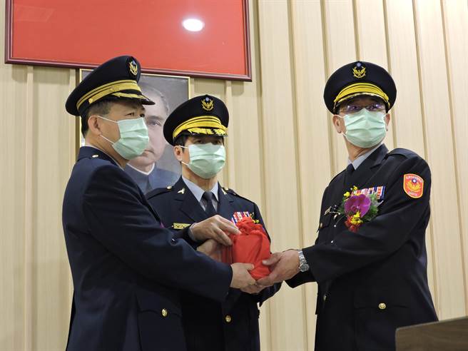 新任通信队队长（右）陈顺和。（洪靖宜摄）