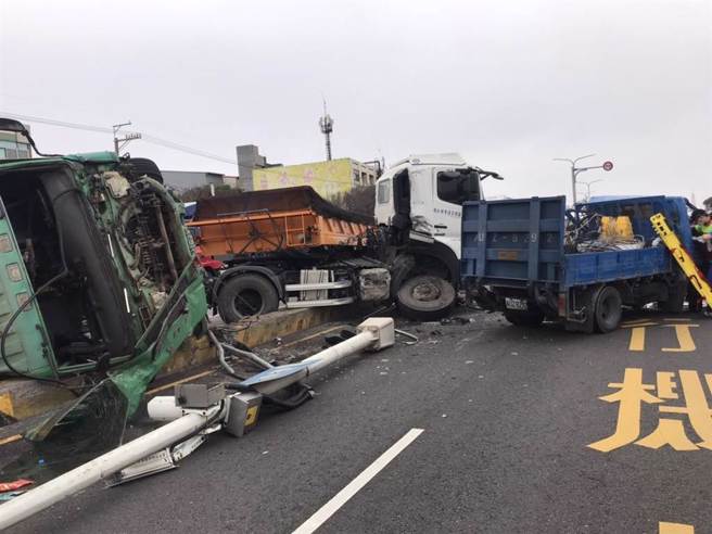 清水区临港路上午发生拖车追撞事故，现场正由警方协助处理中。(台中市消防局提供)