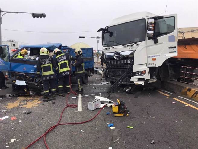 清水区临港路上午发生拖车追撞事故，现场正由警方协助处理中。(台中市消防局提供)