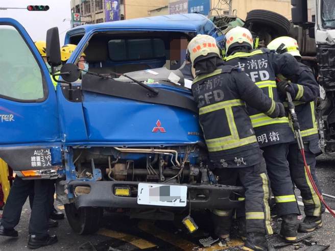 清水区临港路上午发生拖车追撞事故，现场正由警方协助处理中。(台中市消防局提供)