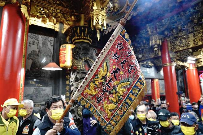 拱天宫主委洪文华将头旗请出神龛。（拱天宫提供／李京升苗栗传真）