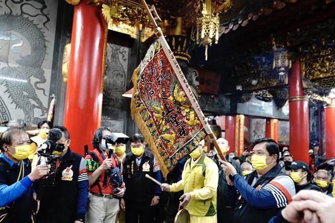 拱天宫8日晚上11点40分举行「放头旗」仪式。（拱天宫提供／李京升苗栗传真）