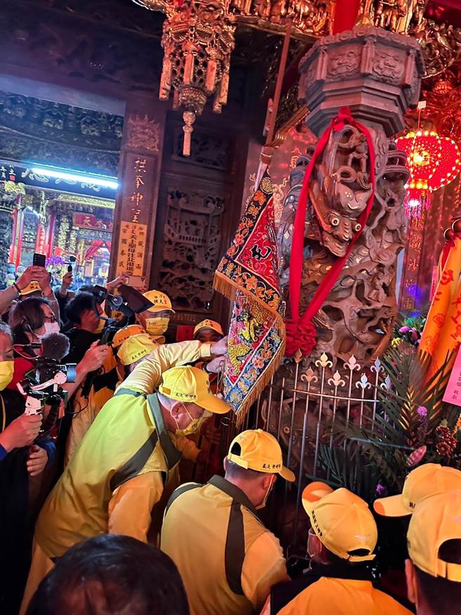 头旗请出神龛悬挂在龙柱上供参拜。（拱天宫提供／李京升苗栗传真）