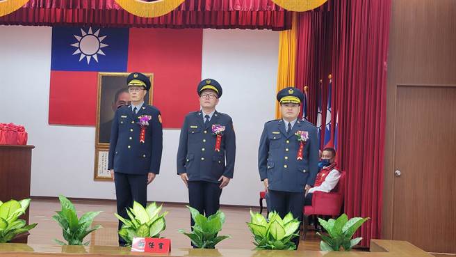 屏东县警察局9日举行屏东、里港、枋寮等3任新分局长以及主任秘书交接仪式，由县府秘书长邱黄肇崇主持。（警方提供／谢佳潾屏东传真）