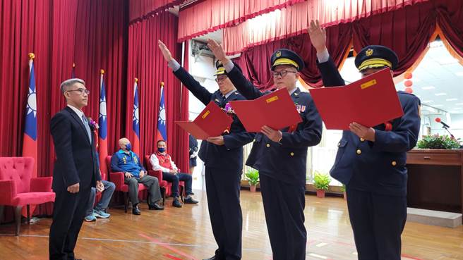 屏东县警察局9日举行屏东、里港、枋寮等3任新分局长以及主任秘书交接仪式，由县府秘书长邱黄肇崇主持。（警方提供／谢佳潾屏东传真）