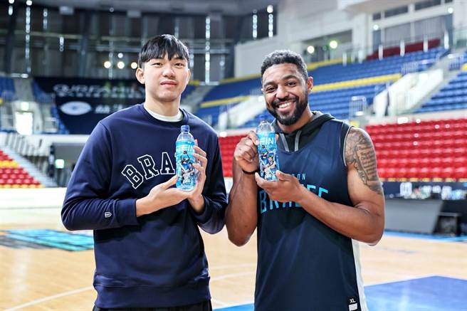 FIN补给饮料「臺北富邦勇士联名款」限定包装，全台各大通路限量上市，图为球员曾祥钧（左）、辛特力。（黑松提供）