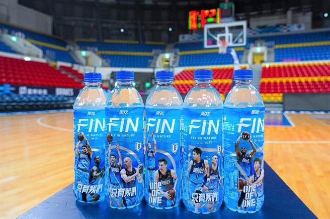  FIN今年携手P.LEAGUE＋二连霸的「臺北富邦勇士篮球队」联名推出5款球员限定包装。（黑松提供）