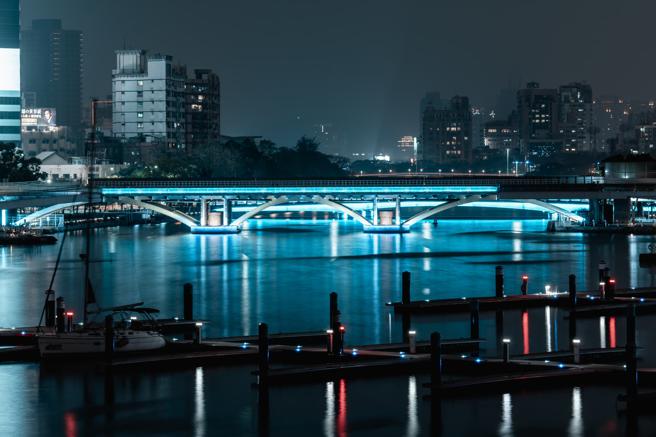 高雄市政府点亮代表高雄母亲之河的爱河灯光，以城市母亲之河的光芒，向远方的友国传递台湾最深祝福(高雄市文化局提供)
