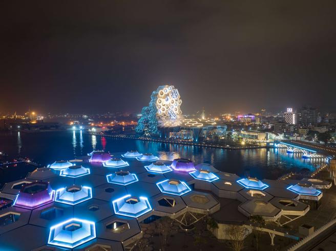 本次爱河智慧灯光特别选择土耳其蓝作为传递祝福的载体，传递台湾最深刻的祝福(高雄市文化局提供)