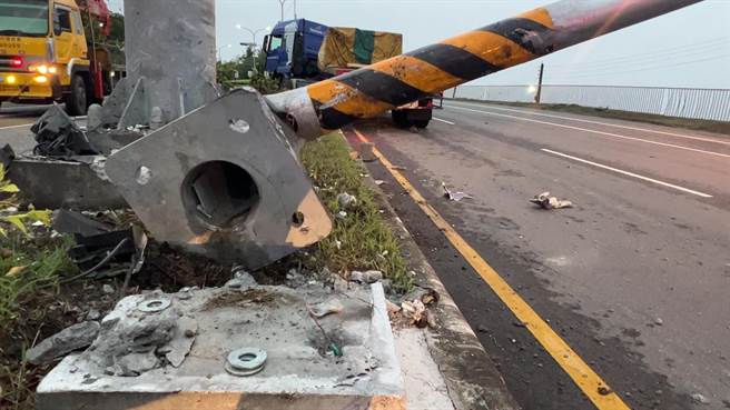 1辆联结车今天早上行经台9线时，失控陆续撞上电杆及安全岛。（读者提供／蔡旻妤台东传真）