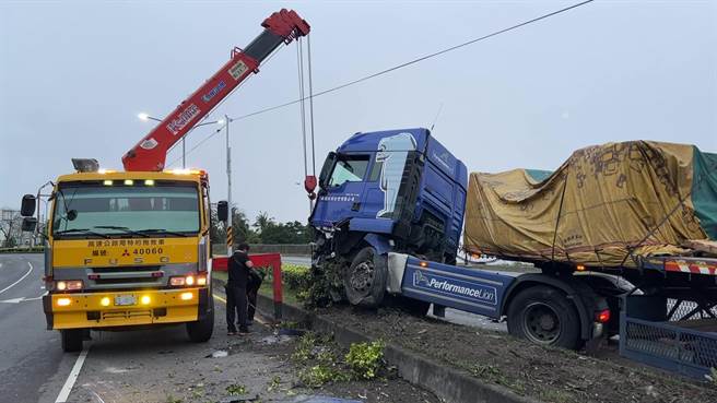 1辆联结车今天早上行经台9线时，失控陆续撞上电杆及安全岛。（读者提供／蔡旻妤台东传真）