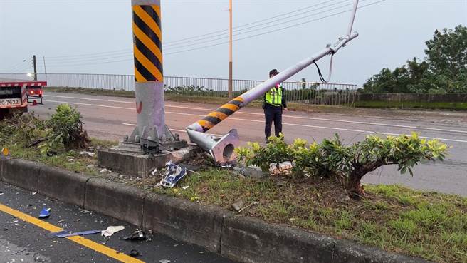1辆联结车今天早上行经台9线时，失控陆续撞上电杆及安全岛。（读者提供／蔡旻妤台东传真）