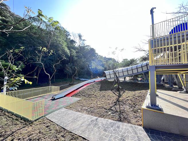 全县首座滚轮溜滑梯高5.5公尺、长度约31公尺。（苗栗市公所提供／李京升苗栗传真）