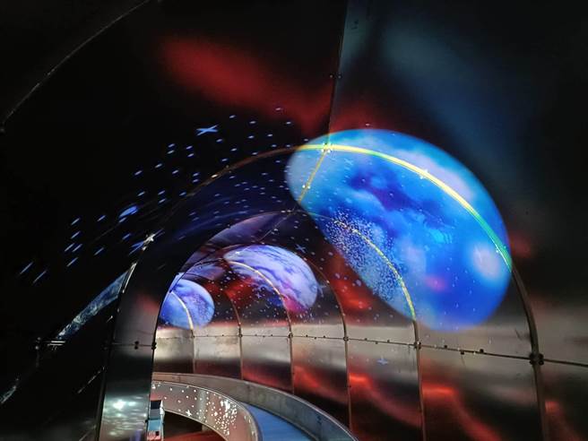 溜滑梯前半段採隧道式设计，隧道内有立体彩色投射。（苗栗县政府提供／李京升苗栗传真）