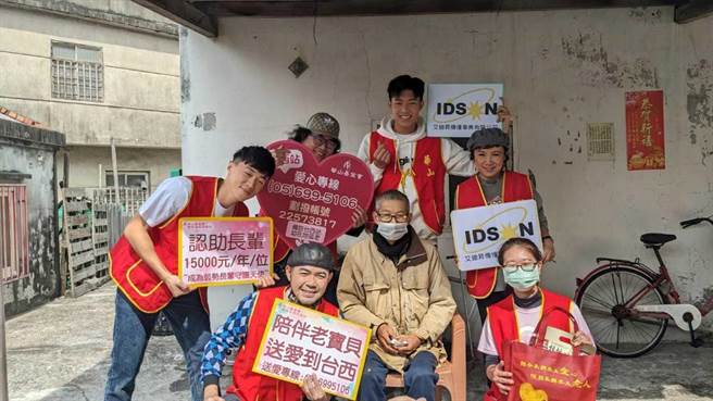 谢丽金（后排右起）、刘丞、林国基、游书庭与No Name（前排左）到云林探访独居老人。（艾迪升传播提供）