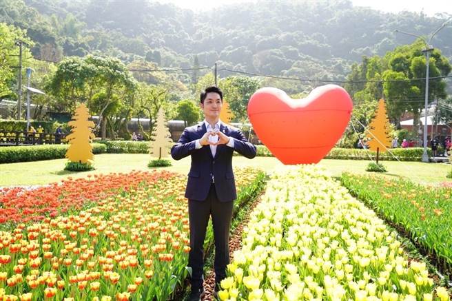 台北市长蒋万安蒞临郁金香展主持开幕仪式，并与远道而来的日本砺波市市长夏野修，偕同贵宾为郁金香展揭开序幕。（北市府提供／李奇叡台北传真）