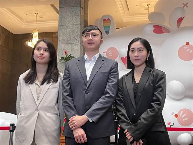 台北市政府昨天公布3名副发言人，分别为30岁的资深媒体人徐政璇、27岁的新北市政府前发言人蔡畹蓥、以及24岁的国民党青年团前执行长萧羽耘，3人今天首度对外亮相。（杨亚璇摄）