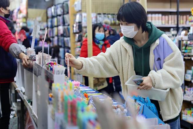 图为大陆秦皇岛市海港区一家文具店内，学生在挑选文具。（摘自新华社）