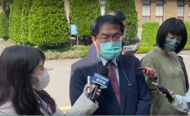 黄伟哲在行政院会要求行政院重视微型企业，如市场摊商的振兴，这项发言获得陈建仁院长的肯定，并立即要求部会处理。(戴志扬翻摄)