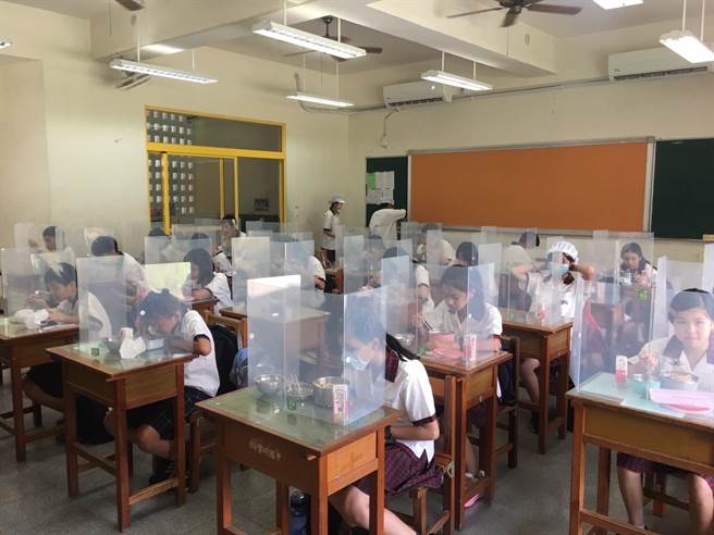 开学后师生用午餐仍需使用隔板。(台中市政府提供／陈世宗台中传真)