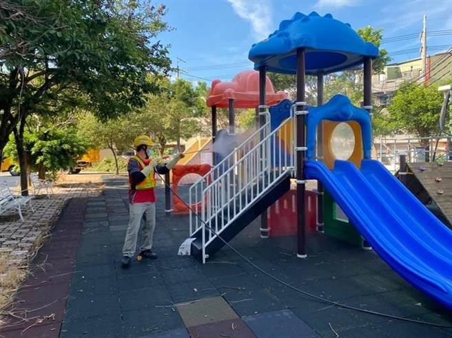 教育局、环保局及各区清洁队合作下，于1月底起启动校园室外公共区域大清消作业。(台中市政府提供／陈世宗台中传真)