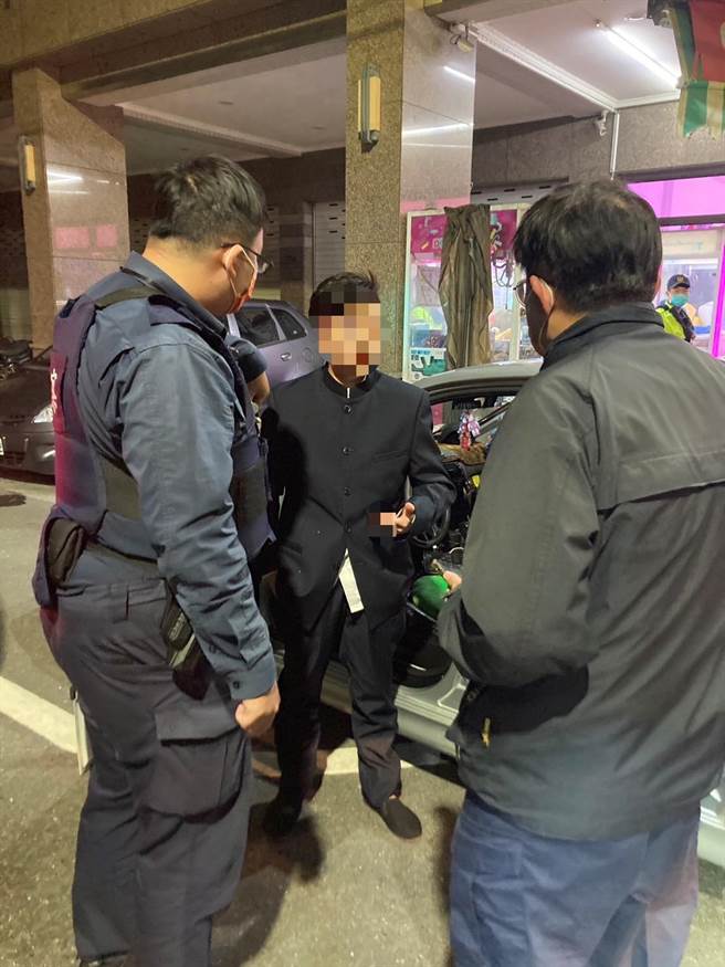 警方逮捕潘姓女子时，对方着黑装中性打扮。（读者提供／程炳璋台南传真）