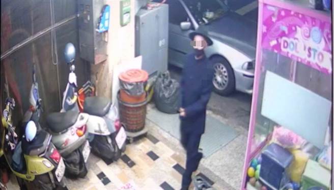 潘姓女子戴小圆帽、穿男性化黑装进入娃娃机店。（读者提供／程炳璋台南传真）