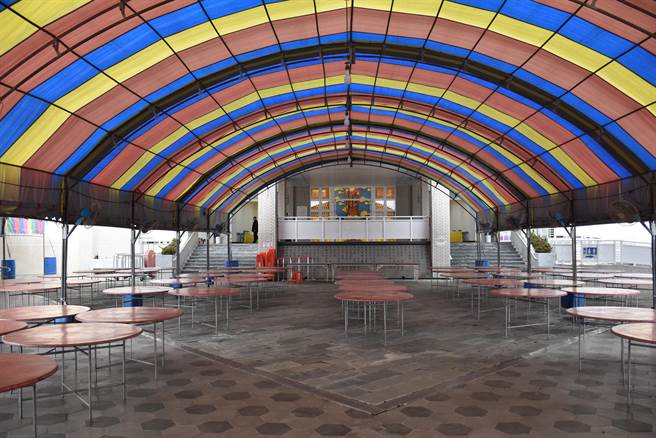 头份市公所从2月2日起架设棚架及供桌方便乡亲祭祖。（谢明俊摄）