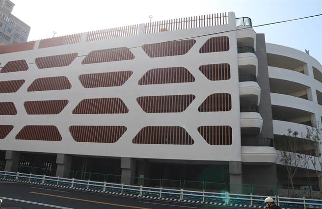 潭子区潭兴立体停车场外观已完工，却需等到今年9月才能完成验收启用，引起民眾跳脚。（陈世宗摄）