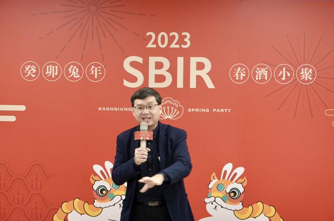 高雄市经发局副局长高镇远表示，2021年高雄中小企业家数超过18万家，是产业发展的重要支撑。(高雄市经发局提供)