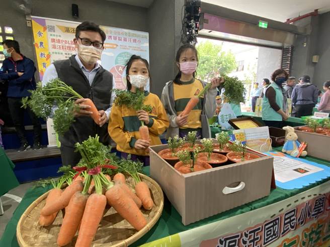 台南市将军区盛产红萝卜，沤汪国小安排认识红萝卜的生长与特性等游程体验。(曹婷婷摄)