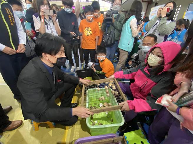 副市长叶泽山（左）体验筛文蛤。(曹婷婷摄)