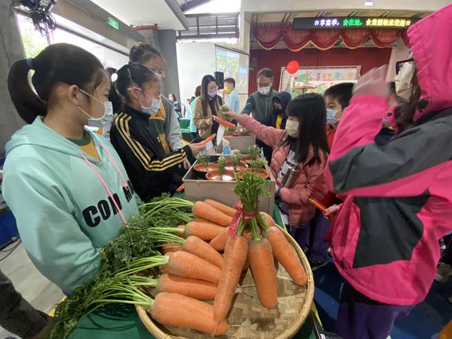 沤汪国小安排拔萝卜的活动体验。(曹婷婷摄)