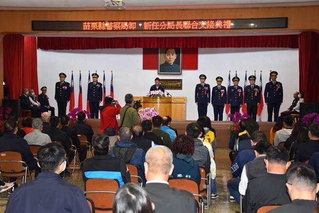 苗栗县长锺东锦9日上午主持县警局新到任高阶警官布达交接典礼。（谢明俊摄）