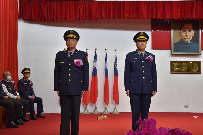 苗栗县警局新到任主秘邱绍雄（右）、督察长王立德。（谢明俊摄）
