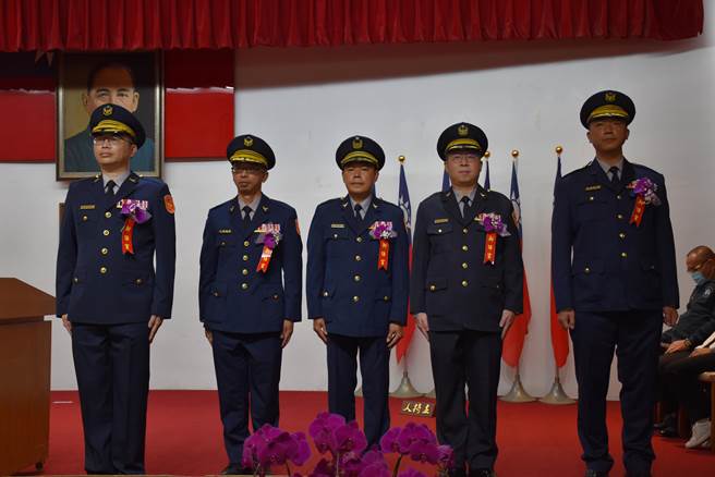 苗栗县警局新到任苗栗分局长苏旭茂（左起）竹南分局长潘嘉旺、头份分局长林育旺、通霄分局长陈至玮、大湖分局长宋俊良。（谢明俊摄）