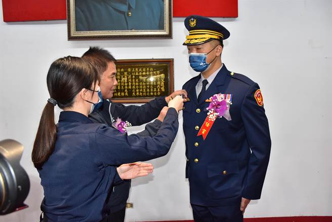 苗栗县长锺东锦替新升任2线4星的大湖分局长宋俊良授阶。（谢明俊摄）