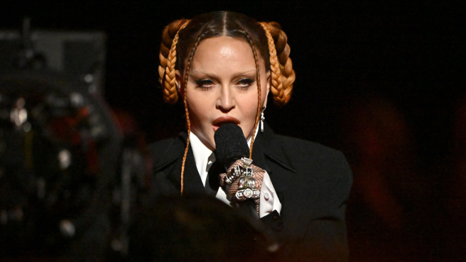 玛丹娜在葛莱美奖典礼上作为颁奖嘉宾登台。(图／达志影像)