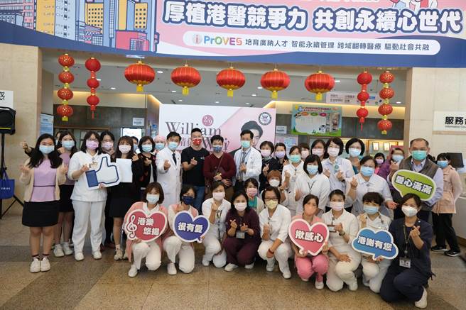 魏靖儀與聯合鋼鐵公司董事長曾文衍和小港醫院同仁合影留念。（翻攝照片／高雄洪靖宜傳真）